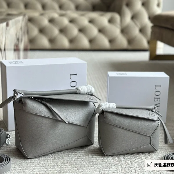 LOEWE, パズル牛革 ファニーバッグ，スモール 女性用 バッグ，アスファルトグレー ミニバッグ，オリジナルデザイン 高級バッグ，ファニーバッグ レディース，パズルデザイン 牛革バッグ