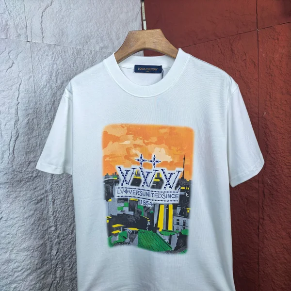 Louis Vuitton, 都市景観 T シャツ，デジタルホットフィックス ショートスリーヴ，ホワイト デザイン T シャツ，ホットフィックス ファッション，現代街並み トップス，デジタル加工 ブランドアイテム