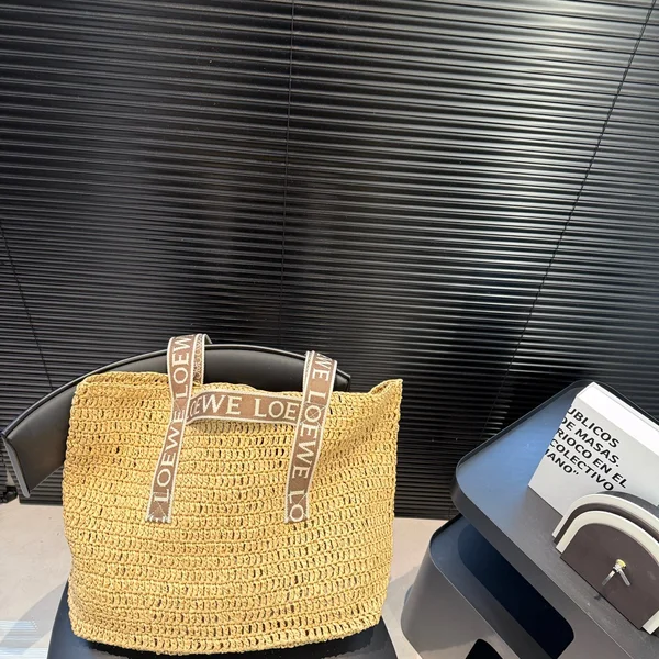 Loewe 編み込み バッグ，Loewe イエロー ショルダーバッグ，Loewe ショルダーバッグ 編み込み，Loewe ナチュラルテクスチャー バッグ，Loewe イエロー ハンドバッグ，Loewe 編み込み 女性用バッグ，Loewe イエロー ファッションバッグ