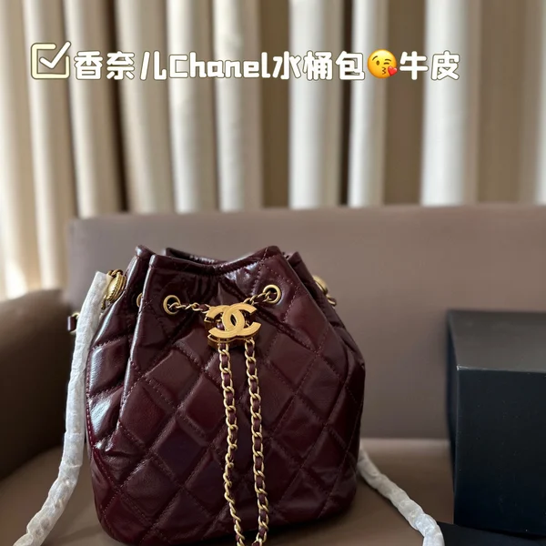 CHANEL牛革 バケツ型ナップザック，CHANEL女性用 レッドバックパック，CHANEL高級感 ナップザック，CHANELバケツ型 レディースバッグ，CHANEL牛革 レッドバッグ，CHANELレッド ナップザック