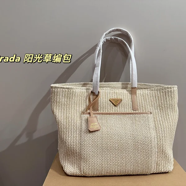 Prada プラダ，サンシャイン草編みバッグ，夏 ナチュラルバッグ，草編み 高級バッグ，サンシャインデザイン バッグ，ナチュラル質感 ファッション，草編み プラダバッグ