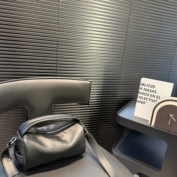 Prada 羊の皮 バッグ，Prada メタル刻印ロゴ ハンドバッグ，Prada ショルダーハンドバッグ，Prada 高級質感 バッグ，Prada 羊の皮 メタルロゴ，Prada ミニマルデザイン バッグ，Prada ショルダーバッグ 羊の皮