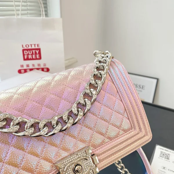 CHANEL, レーザー加工 牛革バッグ，斜め掛け ショルダーバッグ，女性用 桜色 バッグ，モダンテクスチャー 高級バッグ，桜色 レディースバッグ，レーザー加工 ショルダーバッグ