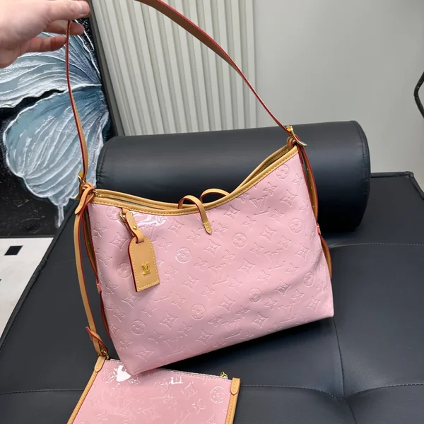 Louis Vuitton パテントレザー バッグ，Louis Vuitton ショルダーバッグ ピンク，Louis Vuitton ピンク レザーバッグ，Louis Vuitton 光沢感 ハンドバッグ，Louis Vuitton パテントレザー 女性用，Louis Vuitton ピンク ショルダーバッグ，Louis Vuitton 高級レザー バッグ