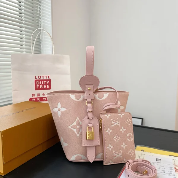 LOUIS VUITTON, 小牛皮 バケツ型ハンドバッグ，女性用 桜色 バッグ，柔らかな質感 ハンドバッグ，桜色 高級バッグ，バケツ型 レディースバッグ，小牛皮 桜色 バッグ