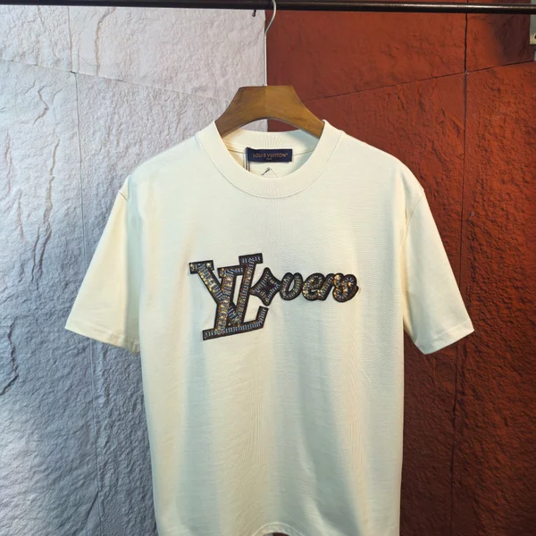 Louis Vuitton ルイヴィトン，公式新款 珠片刺繍，重工亮片 ショートスリーヴ，ホワイト エレガント T シャツ，珠片刺繍 高級ファッション，光沢感 トップス，ショートスリーヴ ブランドアイテム