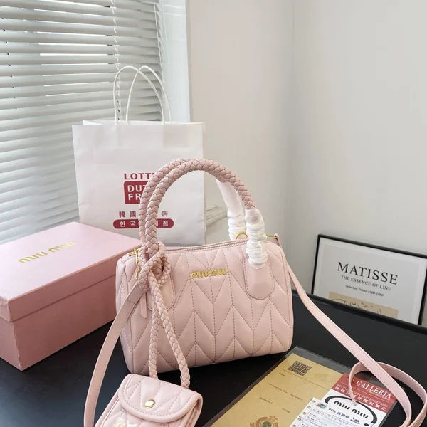 MIUMIU プリーツ バッグ，MIUMIU ピンク ショルダーバッグ，MIUMIU ハンドバッグ プリーツ，MIUMIU キュート ファッションバッグ，MIUMIU プリーツ ピンク，MIUMIU ショルダーバッグ 女性用，MIUMIU プリーツ 柔らか質感