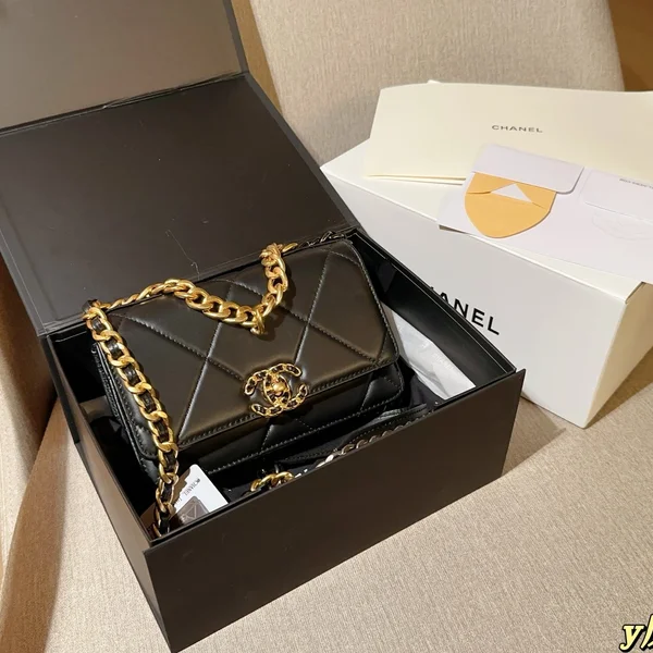 CHANEL シャネル 19バッグ