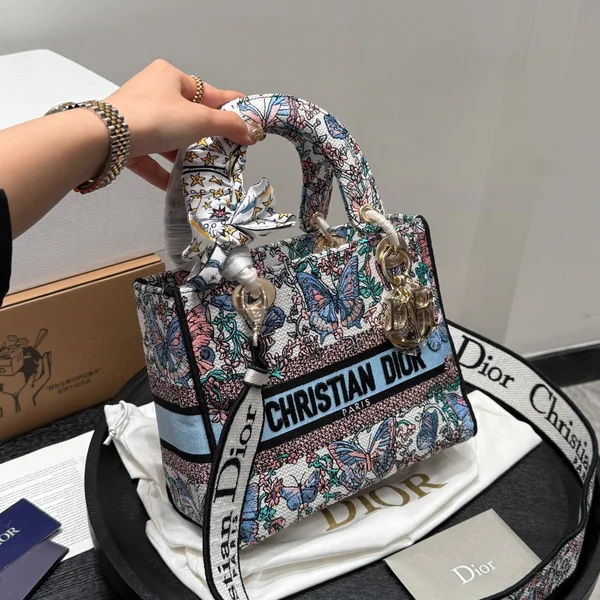 DIOR Lady D Lite, 刺繍 ディオールバッグ，ミドルサイズ 女性用 バッグ，ブルー マルチカラー バッグ，エレガント 刺繍デザイン，マルチウェイ ショルダーバッグ，Lady D Lite ハンドバッグ
