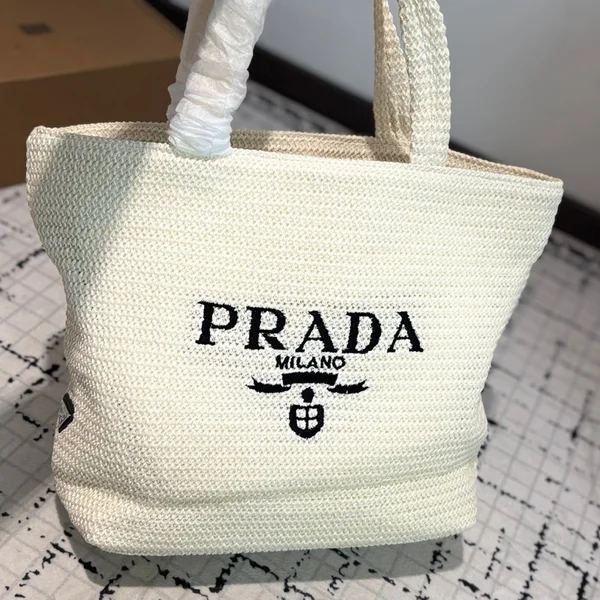 PRADA Re Edition, PRADA ファブリック ショルダーバッグ，PRADA ハンドバッグ，PRADA 女性用 バッグ，PRADA ホワイト バッグ，PRADA ファブリック ハンドバッグ，PRADA レトロデザイン バッグ