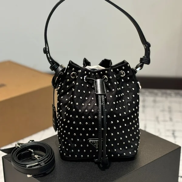 Prada プラダ，ナイロンチェーンバッグ，シンプル 高級感 バッグ，ミニマリスト チェーンバッグ，ナイロン素材 ファッション，高級感 ナイロンバッグ，シンプルデザイン チェーンバッグ