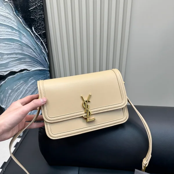 YSL SOLFERINO, YSL SOLFERINO 牛革 豆腐バッグ，YSL 豆腐バッグ クロスバディ，YSL ショルダーバッグ 女性用 ホワイト，YSL SOLFERINO ホワイト バッグ，YSL 牛革 ハイブランドバッグ，YSL SOLFERINO ミニマルデザイン