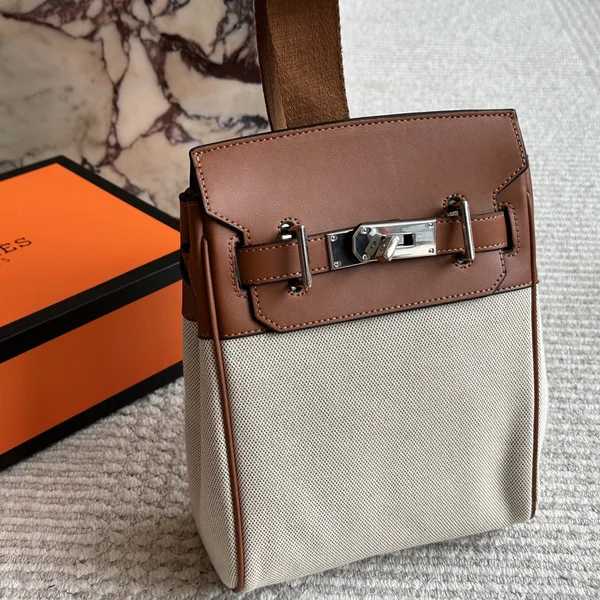 HERMES Hac A Dos, キャンプドッグ バッグ，Canvas Swift 小牛皮 ハンギングバッグ，男性用 ゴールドブラウン バッグ，アウトドア ハイブランド バッグ，スモールサイズ メンズバッグ，Hac A Dos キャンバス 小牛皮