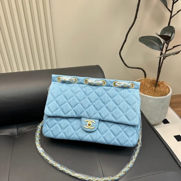 Chanel 22C 早春，Chanel 22C 早春 金の玉 デニムバッグ，Chanel デニム ショルダーバッグ，Chanel クロスバディ デニムブルー，Chanel 22C 早春 限定バッグ，Chanel ゴールドアクセント デニムバッグ，Chanel デニムブルー 女性用バッグ