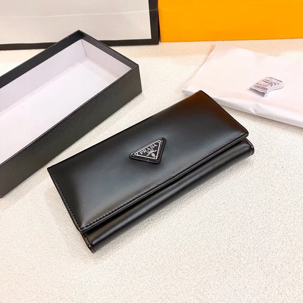 Prada ロングウォレット